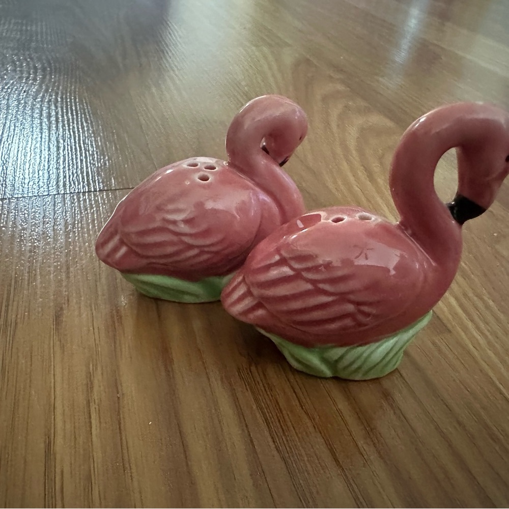 Pink Flamingo Salt and Pepper Shakers - Picture 3 of 4